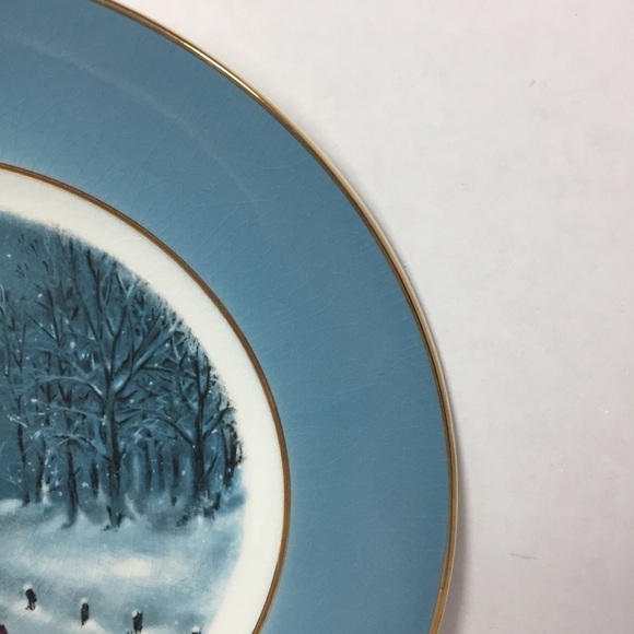 𝅺avon Christmas 1976 Decorative Gold Rimmed Plate - Picture 5 of 8